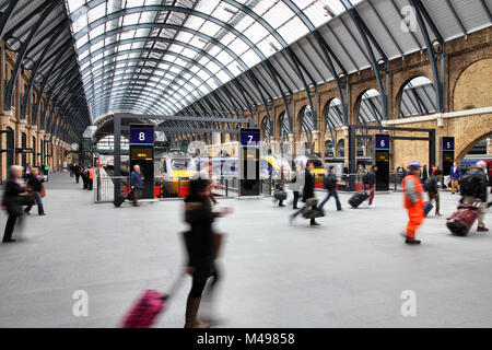 LONDON - 15. Mai: Reisende beeilen, am 15. Mai 2012 in King's Cross Bahnhof in London. Mit 26 Millionen jährlichen Reisende (2011-12) Es ist eines der Stockfoto