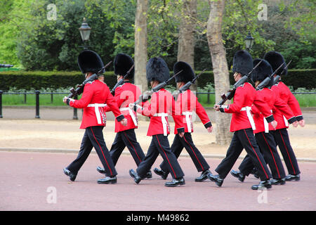 LONDON - 16. Mai: Die Wachen März für die Wachablösung in der St. James's Park am 16. Mai 2012 in London. Es ist eines der anerkanntesten Tourismus attraktive Stockfoto