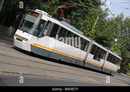 Bukarest, Rumänien - 19. August: Pendler, die Fahrt mit der Tram am 19 August, 2012 in Bukarest, Rumänien. RATB trägt 112 Millionen Passagiere jährlich in seine Stockfoto