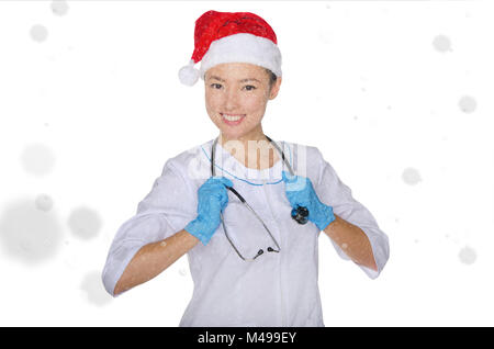 Lächelnd asiatischen Arzt und Santa Hut mit Schnee Stockfoto