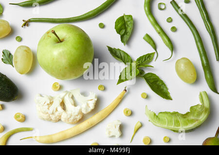 Grünes Gemüse und Früchte isoliert auf Weiss. Stockfoto