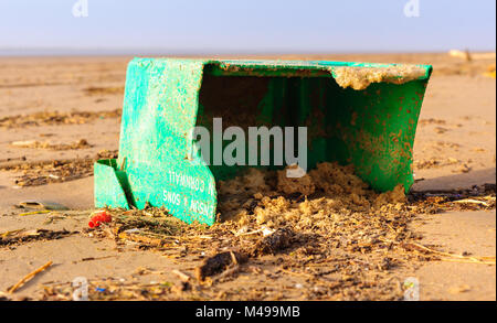 Detritus einschließlich einer Auswahl von Kunststoffen angespült auf Cefn Sidan, Pembrey. West Wales. UK. Stockfoto