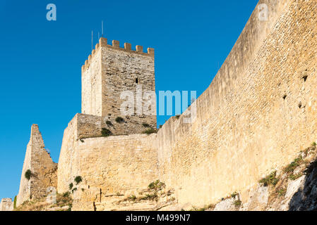 Turm des Castello di Lombardia in Enna, Sizilien Stockfoto