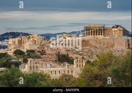 Akropolis in Strahlen des Sonnenuntergangs Stockfoto