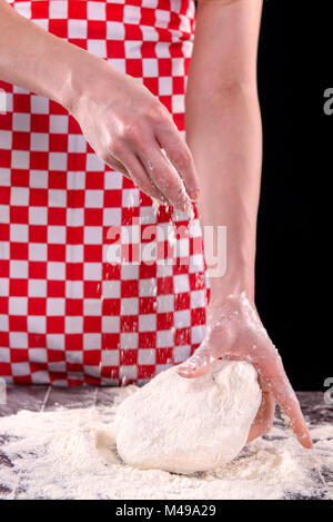 Koch in der Küche backen Teig vorbereiten Stockfoto