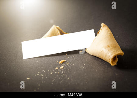 Einen Glückskeks mit einem leeren Papier für Ihre Nachricht Stockfoto