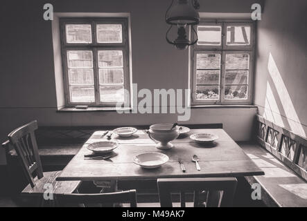 Vintage Esszimmer mit rustikalen Speisen und Geschirr Stockfoto