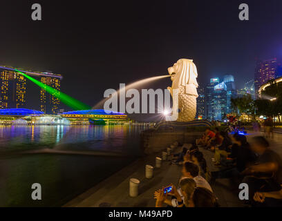 Merlion statue Brunnen in Singapur - Skyline der Stadt. Stockfoto