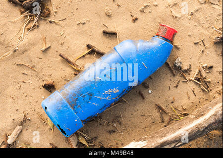 Detritus einschließlich einer Auswahl von Kunststoffen angespült auf Cefn Sidan, Pembrey. West Wales. UK. Stockfoto