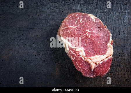 Trocken im Alter von Raw Entrecote Steak auf Schneidebrett Stockfoto