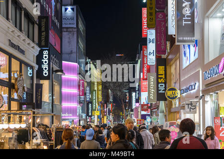 Myeong-Dong Einkaufsstraße in der Nacht, Seoul, Südkorea Stockfoto