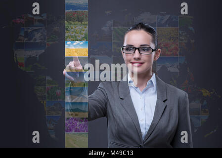 Frau, die virtuelle Taste mit Naturfotos Stockfoto