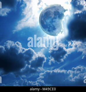 Vollmond scheint durch die Wolken in den Nachthimmel. Stockfoto