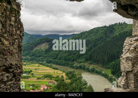 Blick von der Burg Strecno auf Fluß Vah Stockfoto