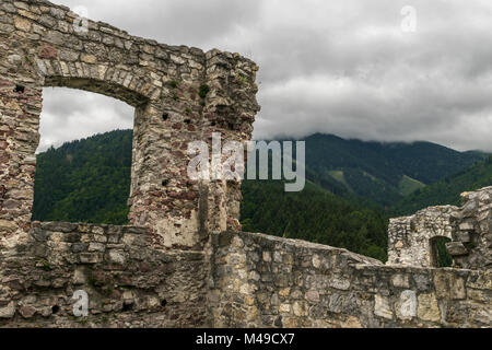 Sicht auf die Berge hinter den Ruinen der Burg Strecno Stockfoto