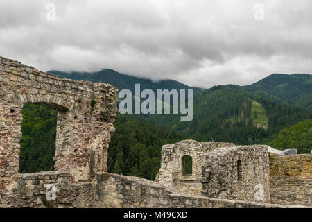 Sicht auf die Berge hinter den Ruinen der Burg Strecno Stockfoto