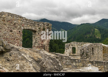 Sicht auf die Berge hinter den Ruinen der Burg Strecno Stockfoto