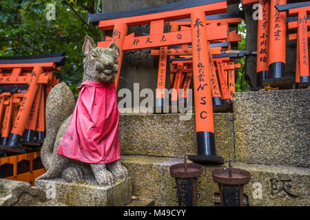 Fox-Skulptur in Fushimi Inari Schrein, Kyoto, Japan Stockfoto