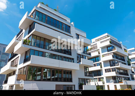 Modernes Stadthaus mit vielen Balkonen gesehen in Berlin, Deutschland Stockfoto