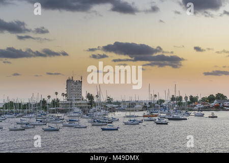 Segelboote am Fluss Sonnenuntergang Szene Montevideo Uruguay Stockfoto