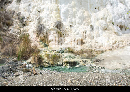 Kalksteinformationen an den heißen Quellen der Bagni di San Filippo in der Toskana, Italien, der an einem sonnigen Tag. Stockfoto