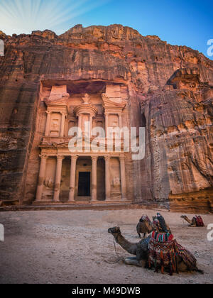 Das Heiligtum in Petra aus der Schlucht gesehen, Jordanien Stockfoto