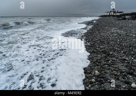 Usa, Washington, Seattle, West Point Lighthouse in Discovery Park an einem stürmischen Tag. Stockfoto