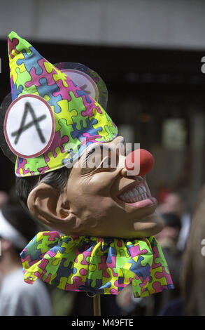 Tony Blair Kopf Karikatur auf einem Stick während der Tag der Proteste in London 2002 Stockfoto