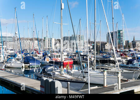 Sutton Harbour Plymouth an einem sonnigen Tag im Februar mit Yachten auf den Pontons günstig Stockfoto