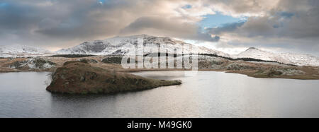 Winterlandschaft Bild von Llyn y Dywarchen in Snowdonia National Park Stockfoto