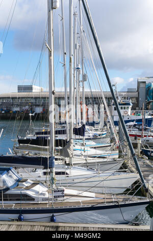 Sutton Harbour Plymouth an einem sonnigen Tag im Februar mit Yachten auf den Pontons günstig Stockfoto