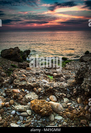 Dramatischer Sonnenaufgang an der Adria bei Punta Aderci. Abruzzen, Italien, Europa Stockfoto
