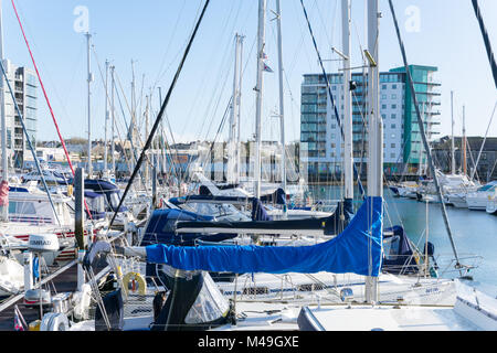 Sutton Harbour Plymouth an einem sonnigen Tag im Februar mit Yachten auf den Pontons günstig Stockfoto