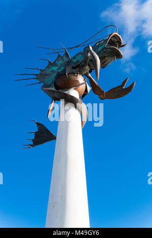 Der Leviathan Skulptur in Sutton Harbour, Plymouth, von Künstler Brian fiel - auch als Plymouth Garnelen bekannt. Sieht aus wie ein Dampfbad kommt aus seinem Mund Stockfoto