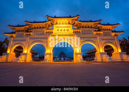 Das Tor von großer Frömmigkeit, Chiang Kai-shek Memorial Hall in der Nacht in der Stadt Taipei, Taiwan. Stockfoto