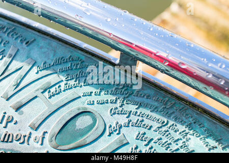 Mayflower Schritte in der Barbican, Plymouth auf einem sonnigen Februartag, mit Wassertropfen auf dem Metall Skulptur Stockfoto