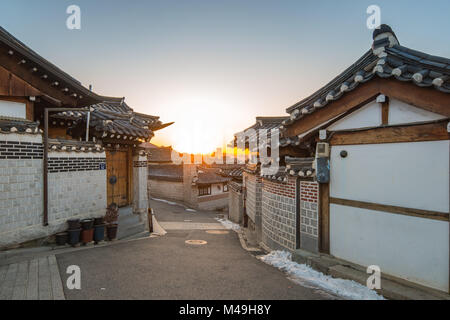Sonnenaufgang am Morgen mit Blick auf das Dorf Bukchon Hanok in Seoul, Korea. Stockfoto