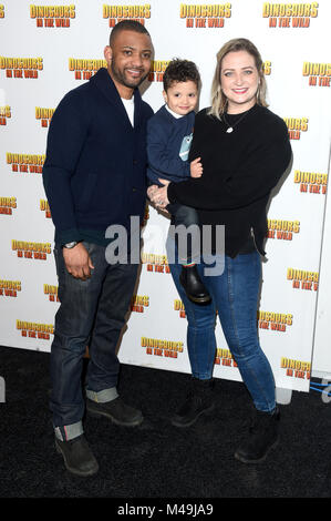 Foto muss Gutgeschrieben © Alpha Presse 079965 13/02/2018 Jonathan JB Gill JLS und Frau Chloe Tangney mit Sohn Ace Dinosaurier in der Wilden auf der Halbinsel von Greenwich London Stockfoto