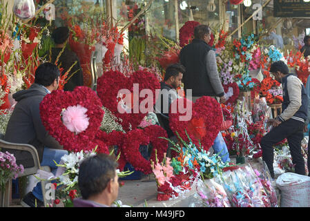 Das pakistanische Volk Einkauf frische Rosen Blumen Sträuße und Kränze für die Lieben aus einer großen Blume, Ganze Verkauf Markt am Vorabend des Welt Valentinstag. Pakistan, seine Medien von allem Förderung zu verwandten Valentinstag oder öffentliche Feiern es verboten. Der Valentinstag ist immer beliebter unter den jüngeren Pakistaner, mit vielen, die benutzerdefinierte, Karten, Pralinen und Geschenke für ihre Lieblinge zu diesem Anlass. Wie in vielen anderen Ländern, Restaurants und Einzelhändler haben auch versucht, sich an den internationalen Tag der Romantik zu kassieren, indem sie spezielle promoti Stockfoto