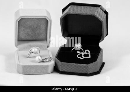 Goldene Ringe und Ohrringe mit Perlen und Edelsteine. Stockfoto