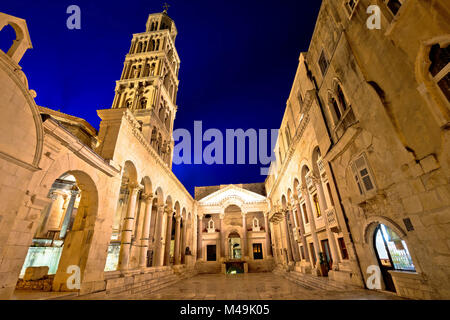 Split historische Grenzsteine Abend anzeigen Stockfoto