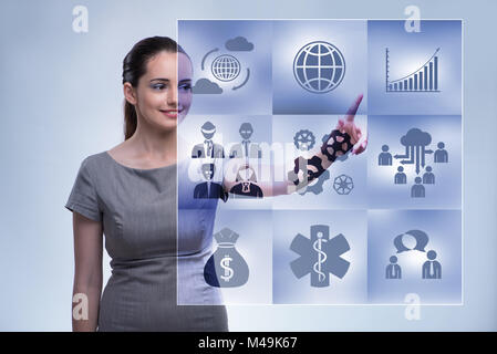 Geschäftsfrau, die virtuellen Tasten in Business-Konzept Stockfoto
