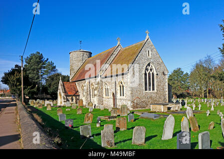 Ein Blick auf die Kirche der Hl. Maria von der A149 North Norfolk Coast Road im Dorf Burnham Deepdale, Norfolk, England, Vereinigtes Königreich, Europa. Stockfoto