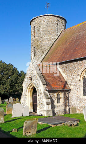 Ein Blick auf die Veranda und runde Sächsische Turm der Kirche St. Maria in North Norfolk bei Burnham Deepdale, Norfolk, England, UK, Europa. Stockfoto