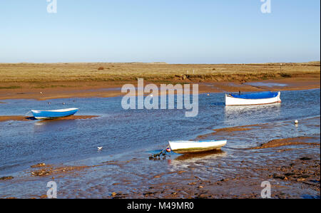 Ein Blick auf drei kleine Boote in Overy Creek auf der North Norfolk Coast in Burnham Overy Staithe, Norfolk, England, Vereinigtes Königreich, Europa. Stockfoto