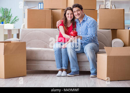 Junge paar Einzug in neues Haus mit Boxen Stockfoto