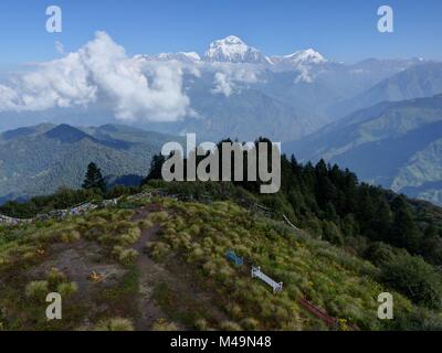 Dhaulagiri reichen von Poon Hill - einer der schönsten Aussichtspunkte des Himalaya in Nepal besucht, Blick auf die schneebedeckten Himalaya, Annapurna Circuit, bunt sein Stockfoto