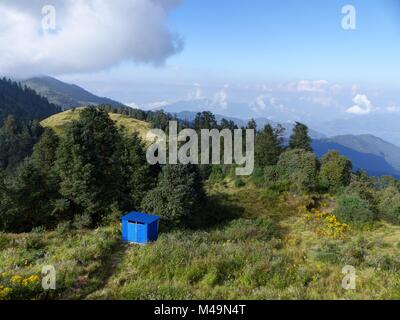 Bunte Wiesen und Wälder auf Poon Hill - einer der schönsten Aussichtspunkte des Himalaya in Nepal besucht, Annapurna Circuit Stockfoto