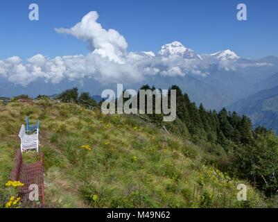 Bunte Bänke, Dhaulagiri reichen von Poon Hill - einer der schönsten Aussichtspunkte des Himalaya in Nepal besucht, Blick auf die schneebedeckten Himalaya, Annapurna Ci Stockfoto