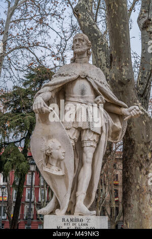 Madrid, Spanien - 3. Januar 2018: Kalkstein Statue von König Ramiro II. von Leon. In der Plaza de Oriente Platz der Innenstadt von Madrid vor Royal entfernt Stockfoto